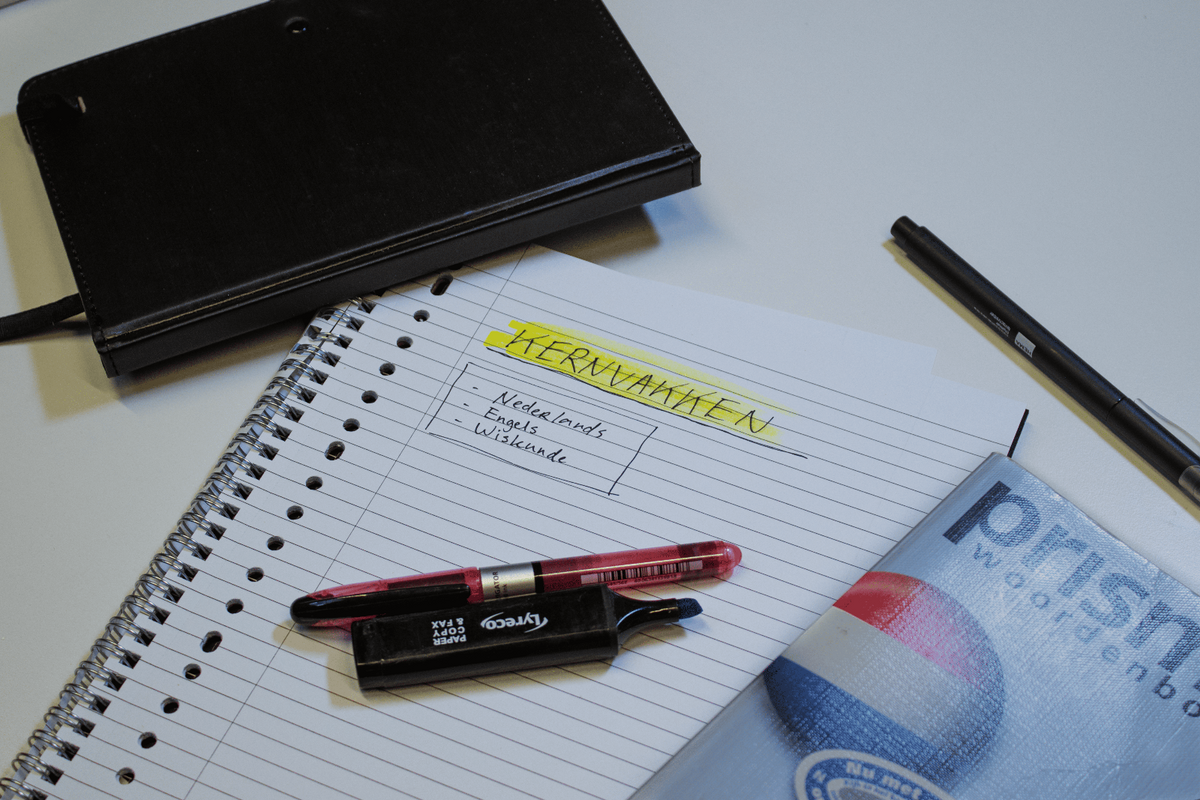 De kernvakkenregel bij het eindexamen: notitieboek met markeerstift en woordenboek