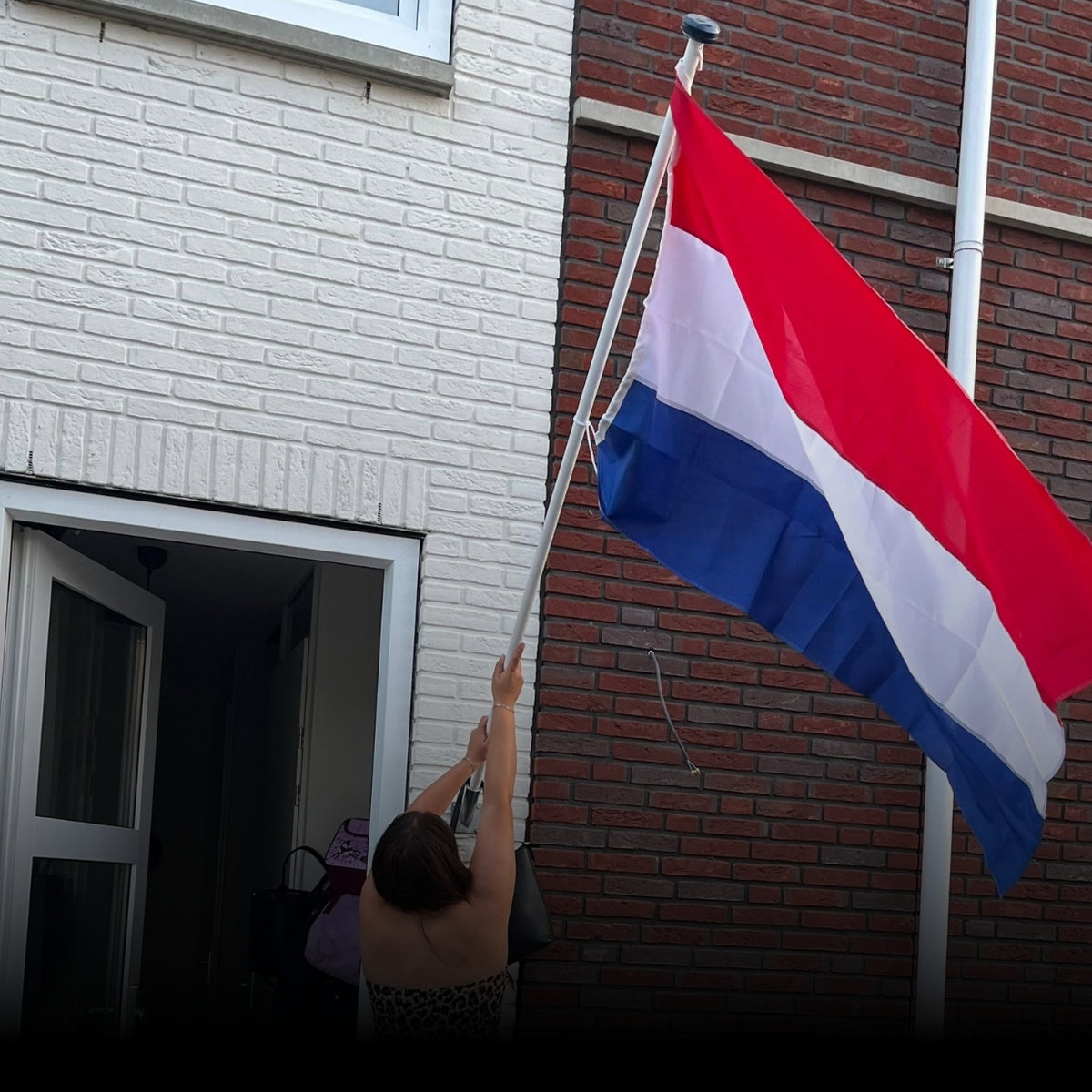 Geslaagd: de vlag met schooltas wordt uitgehangen na het eindexamen