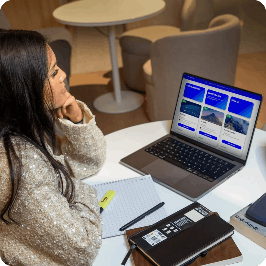 Leerling oefent online voor het VMBO examen met MyTutor examentraining op laptop