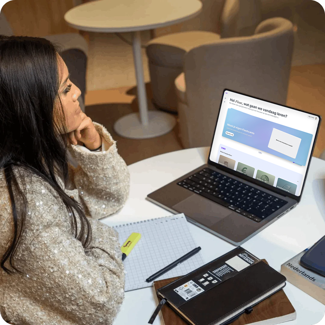 Leerling oefent online voor het VWO examen met MyTutor examentraining op laptop